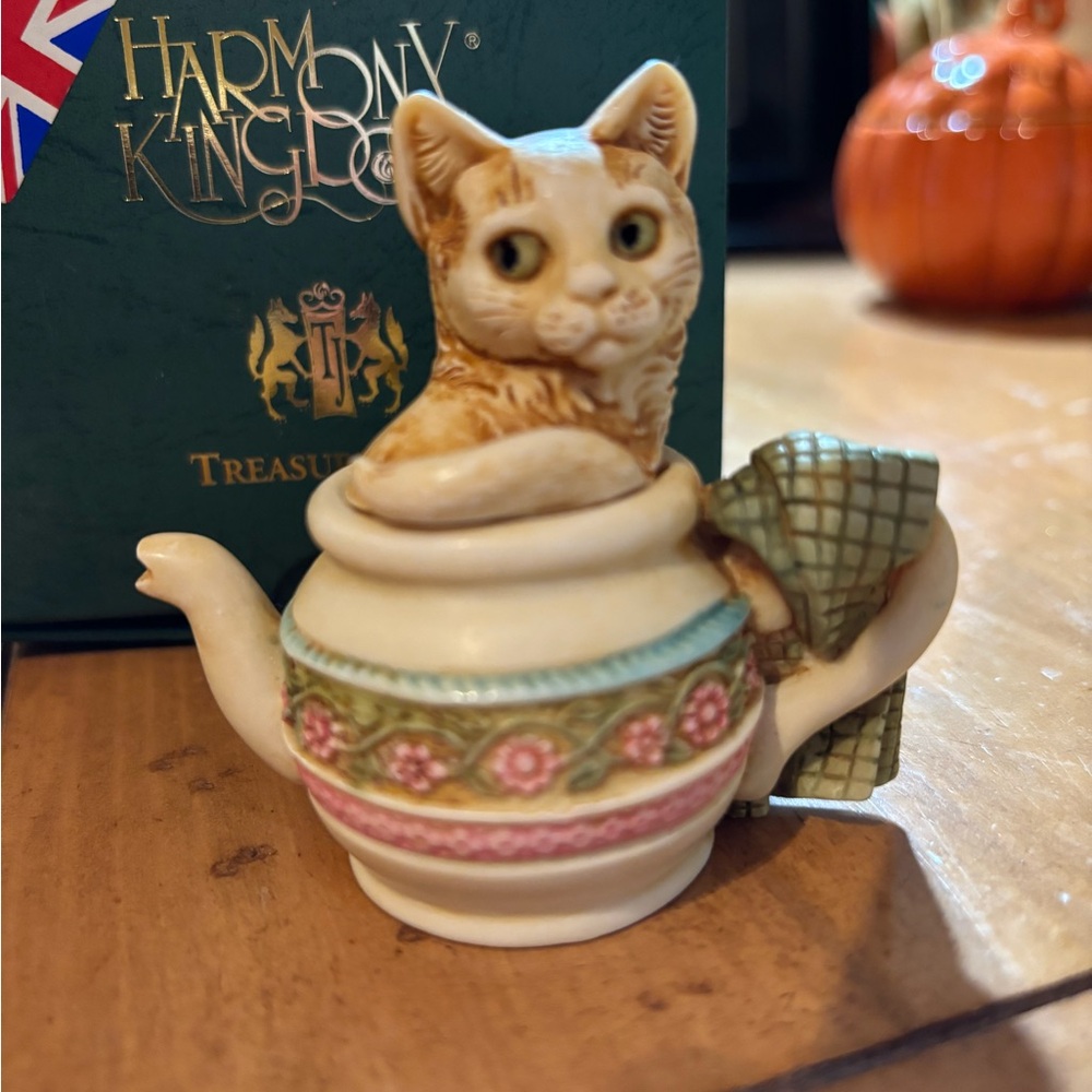 Harmony Kingdom Braganza Cat in Teapot Figurine Box